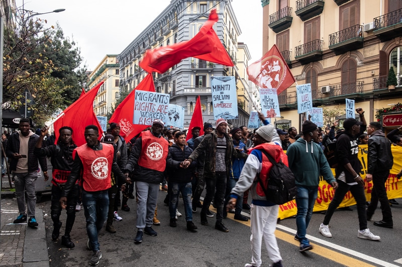 A Napoli il Movimento delle Sardine è stato ribattezzato in Sardine “Nere”