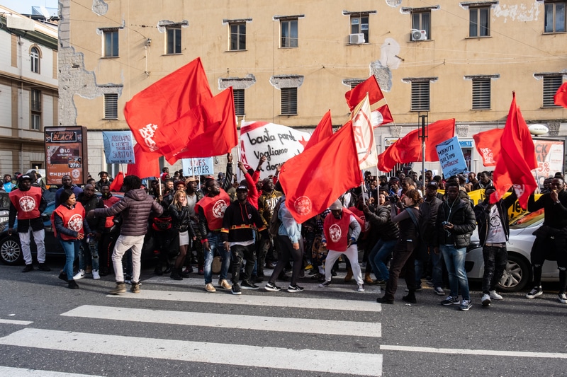 A Napoli il Movimento delle Sardine è stato ribattezzato in Sardine “Nere”