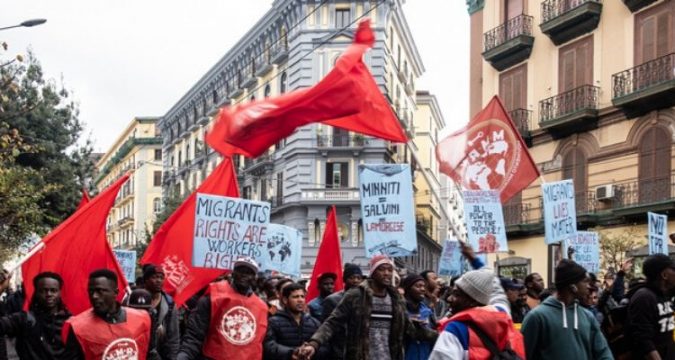 fenomeno Sardine a Napoli, per la prima volta in Italia, hanno manifestato invece le Sardine Nere.