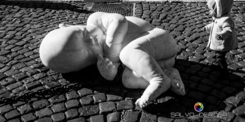 La scultura di Jago, il bambino di marmo in piazza del Plebiscito a Napoli