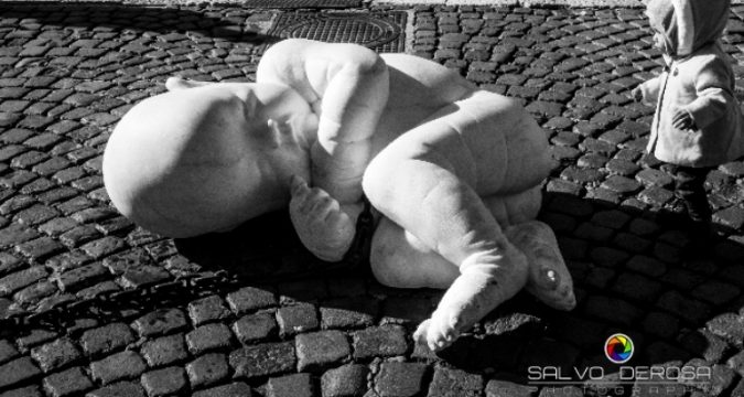 La scultura di Jago, il bambino di marmo in piazza del Plebiscito a Napoli