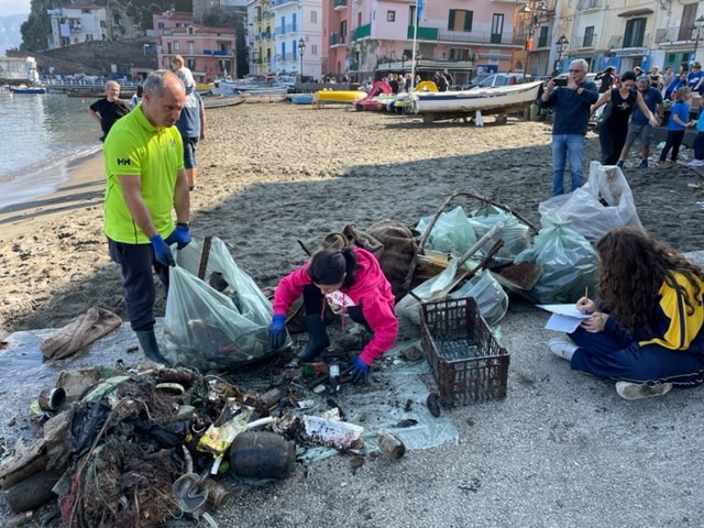 Ambiente. Sorrento, operazione di bonifica dei fondali. Recuperate due tonnellate di rifiuti