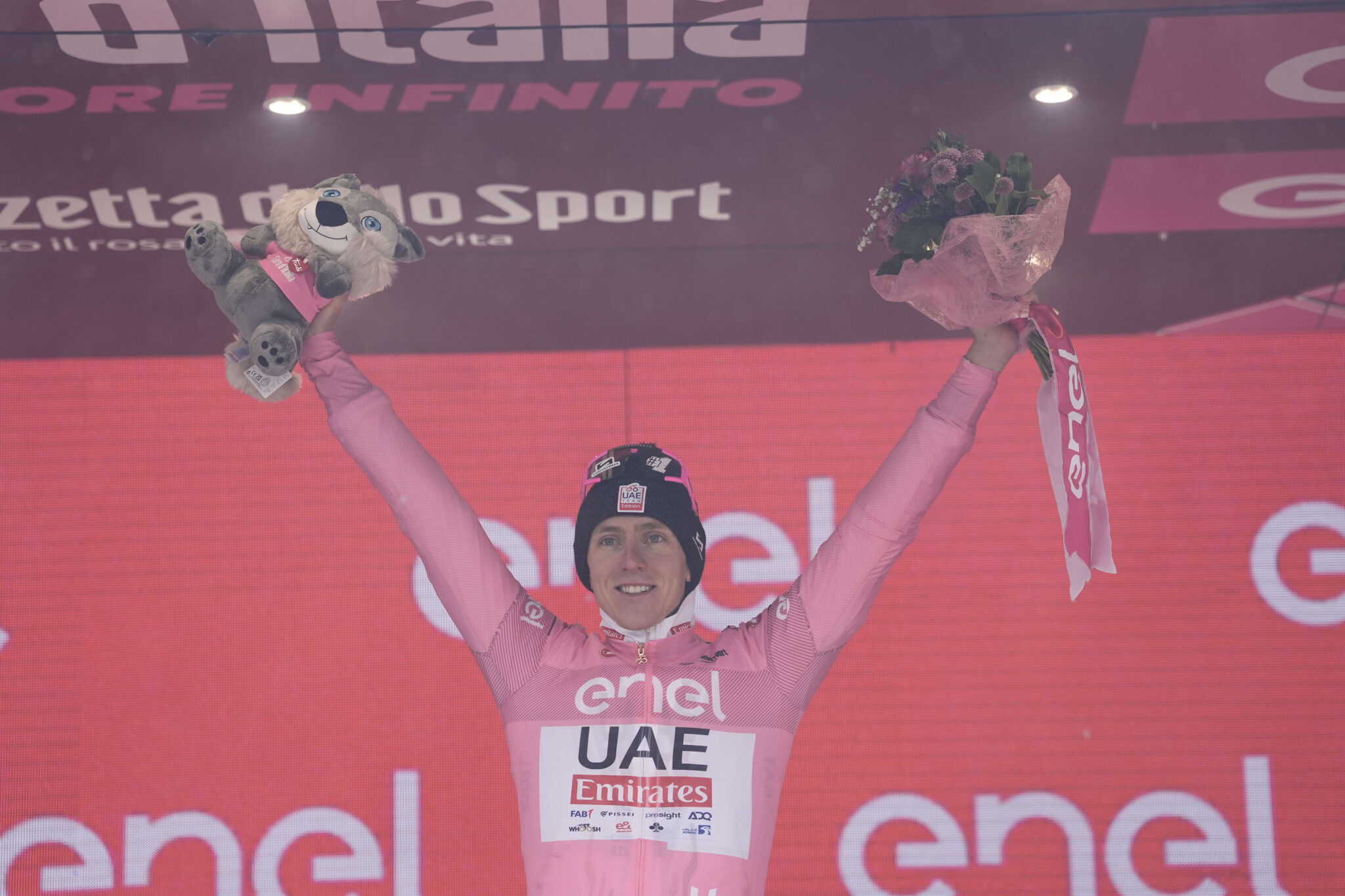 Il vincitore di tappa e Maglia Rosa Tadej Pogacar