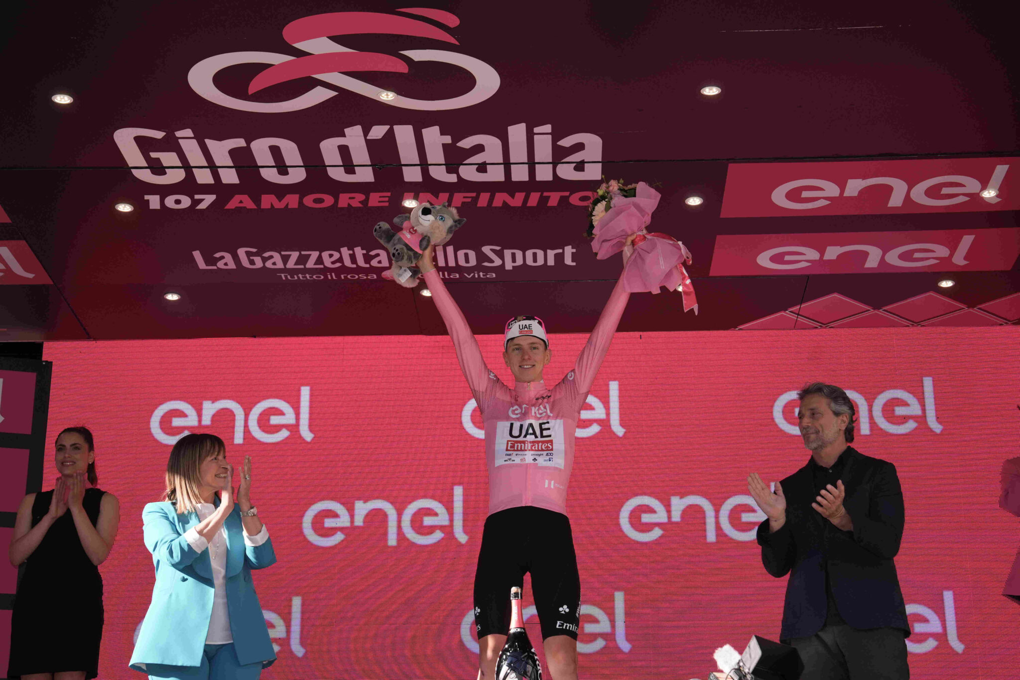 Il vincitore di tappa e Maglia Rosa Tadej Pogacar