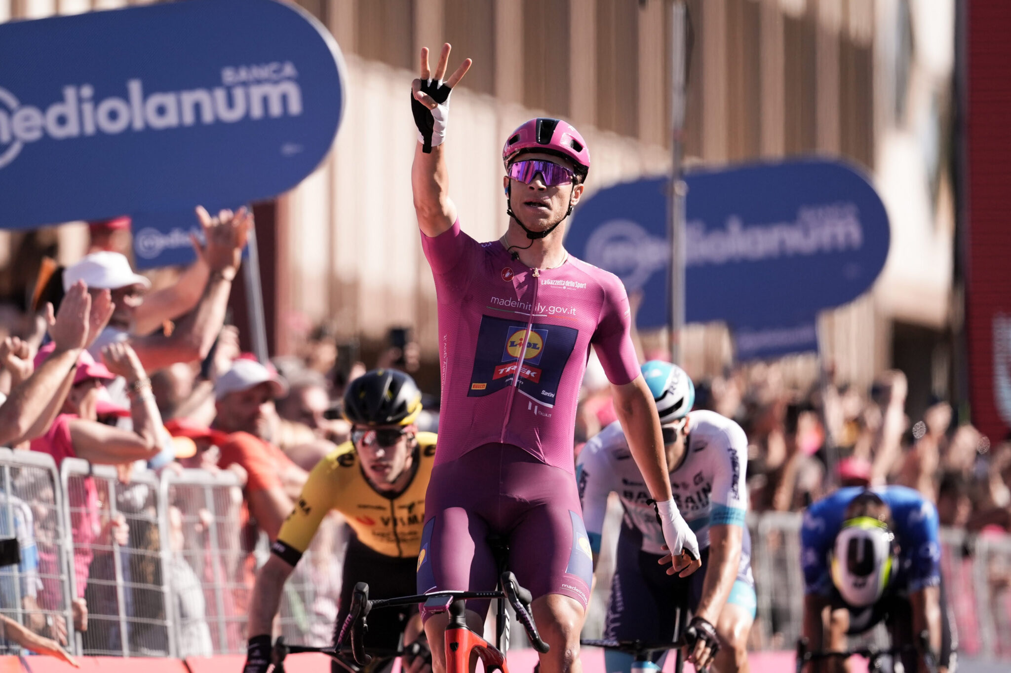 Jonathan Milan (Lidl-Trek) ha vinto la tredicesima tappa del Giro d'Italia 107 - dettaglio arrivo