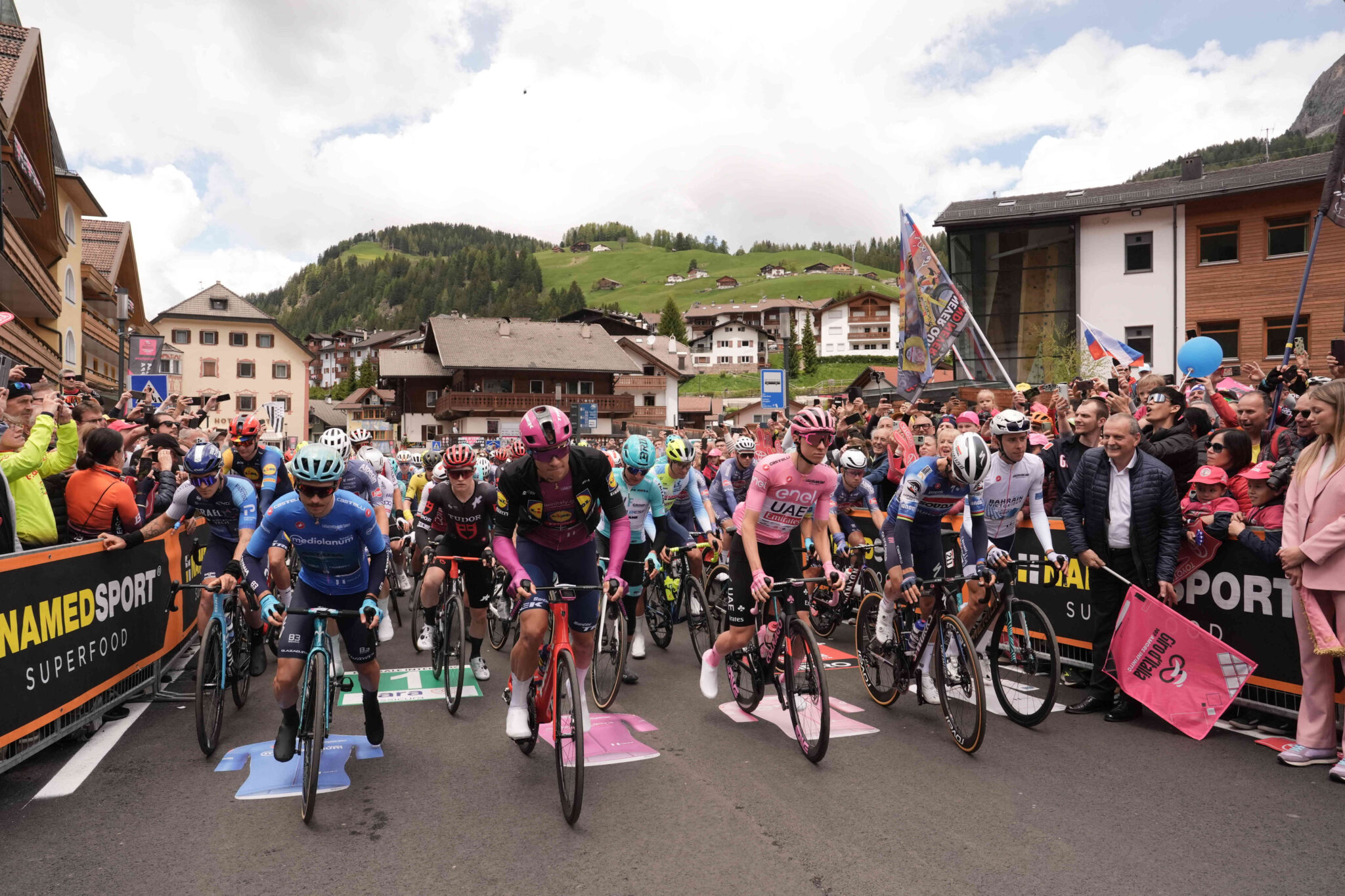 La partenza della Tappa 17 Selva di Val Gardena _ Wolkenstein in Gröden - Passo Brocon