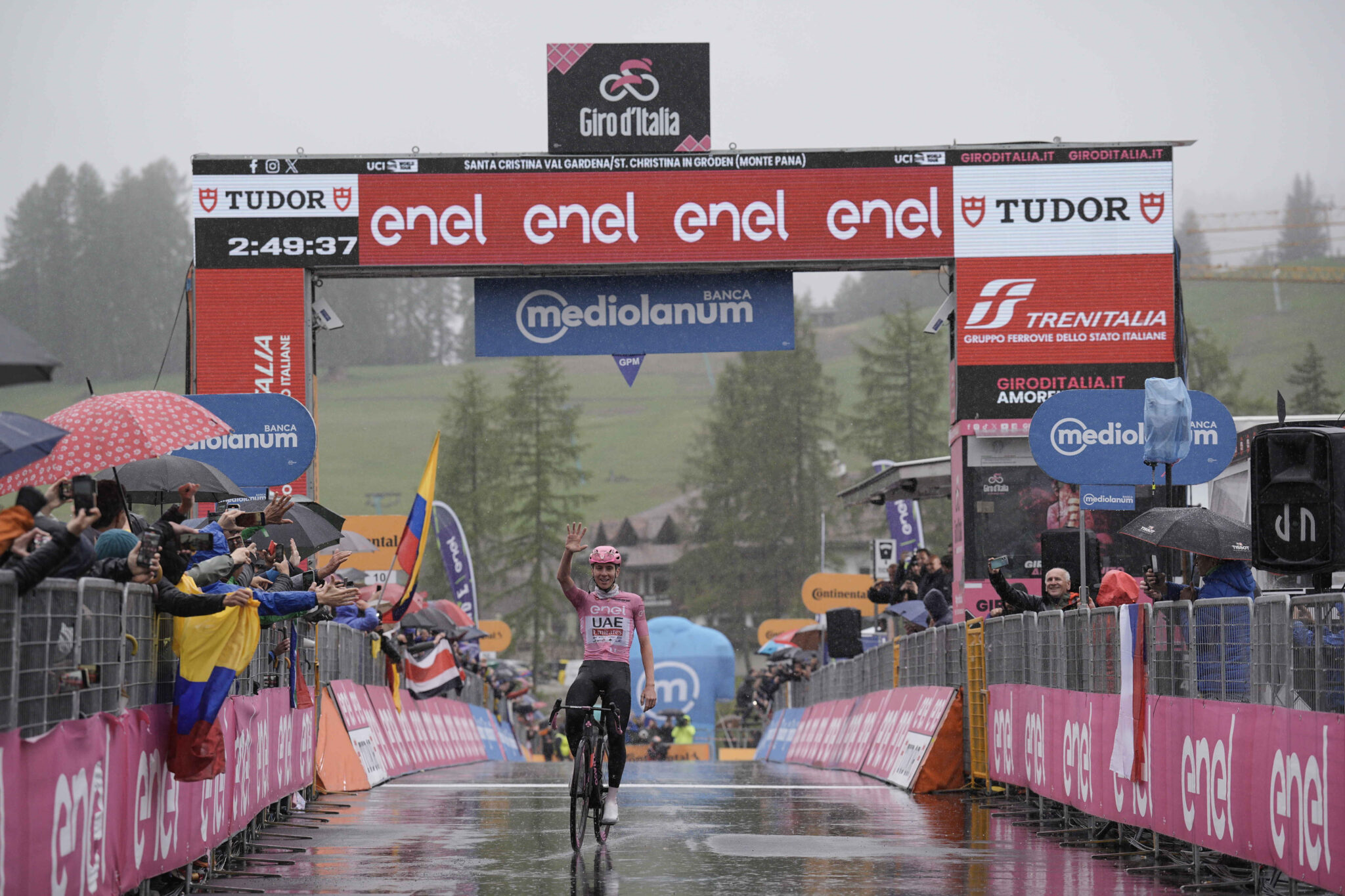 Tadej Pogacar (UAE Team Emirates) ha vinto la sedicesima tappa del Giro d'Italia