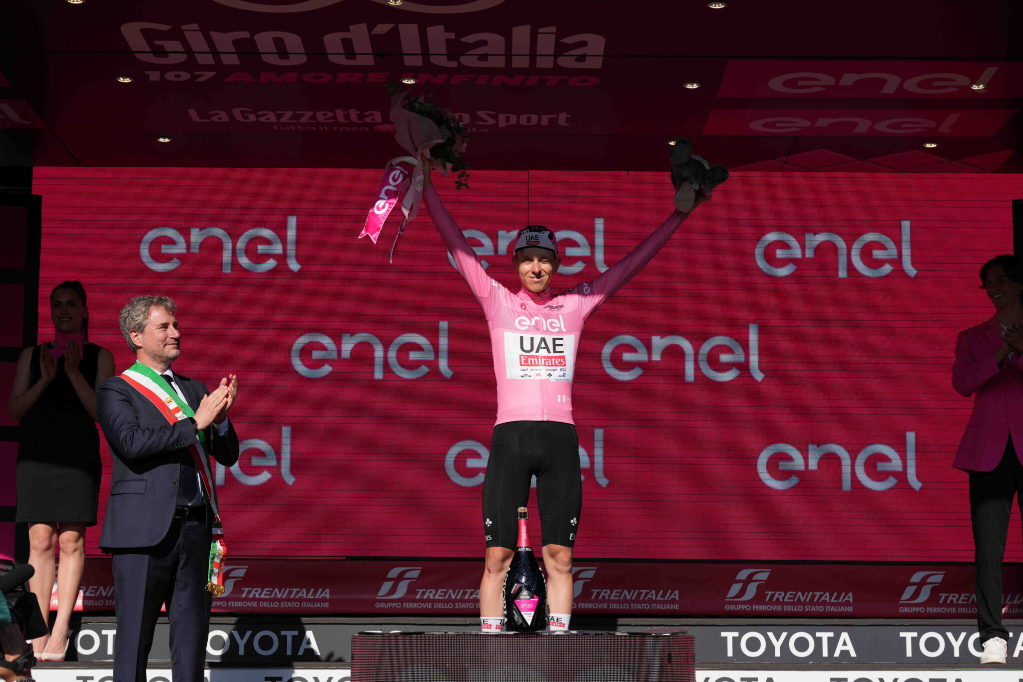 Tadej Pogacar (UAE Team Emirates) rimane in Maglia Rosa