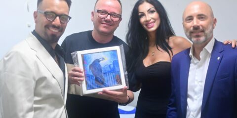 Gigi D'Alessio conquista i cuori dei suoi fans al Teatro dei Ruderi a Cirella