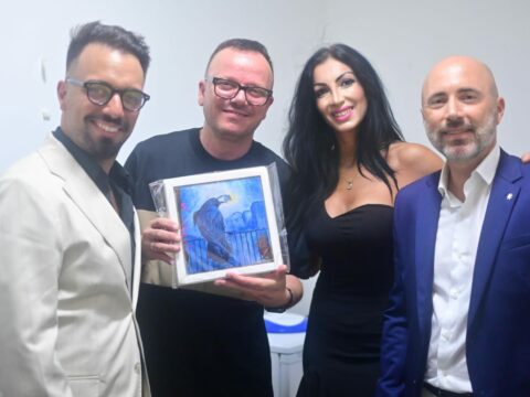 Gigi D'Alessio conquista i cuori dei suoi fans al Teatro dei Ruderi a Cirella