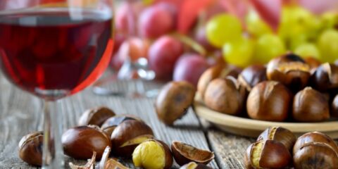 Caldarroste, castagne arrostite come vero simbolo dell'autunno, in abbinamento il vino novello