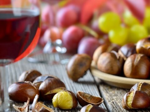 Caldarroste, castagne arrostite come vero simbolo dell'autunno, in abbinamento il vino novello