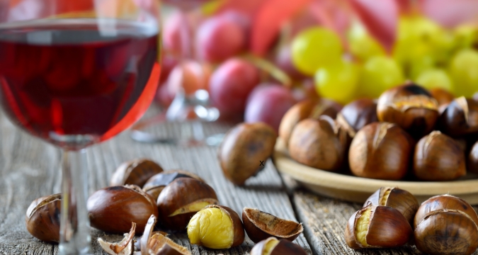 Caldarroste, castagne arrostite come vero simbolo dell'autunno, in abbinamento il vino novello