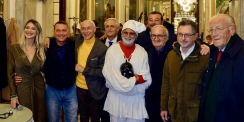 Calendario Pulcinella 2025: applausi ad Angelo Iannelli al Bar Gambrinus di Napoli