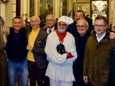 Calendario Pulcinella 2025: applausi ad Angelo Iannelli al Bar Gambrinus di Napoli