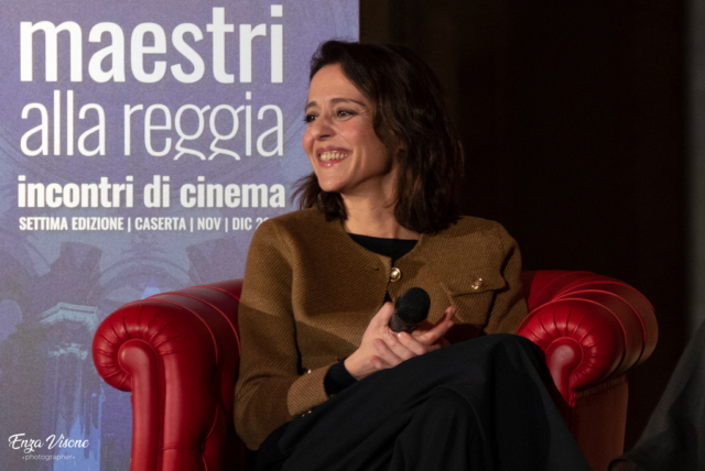 Vanessa Scalera protagonista alla Reggia di Caserta: un viaggio tra teatro, cinema e televisione, dalla givetta al successo di Imma Tataranni