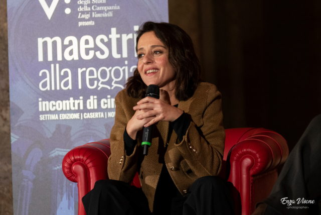 Vanessa Scalera protagonista alla Reggia di Caserta: un viaggio tra teatro, cinema e televisione, dalla givetta al successo di Imma Tataranni