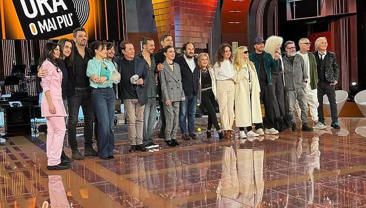 Foto di gruppo cast trasmissione televisiva RAI "Ora o mai più"